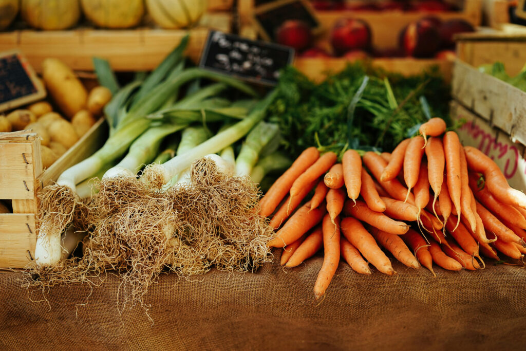 Légumes bio exposés sur un marché